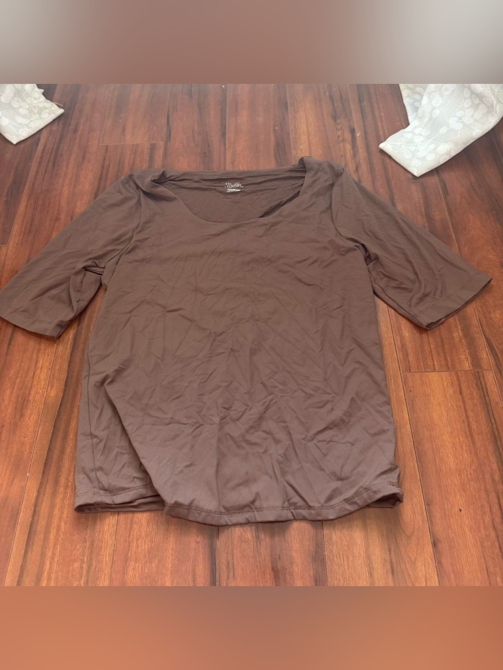 Short Sleeve Scoop Neck Tee in Brown